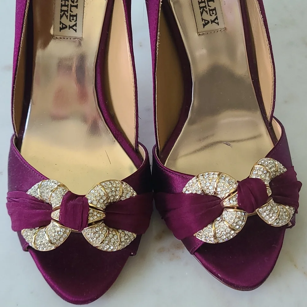 Badgley Mischka Jamaica Wine Satin Peep Toe Heels - Picture 2 of 9